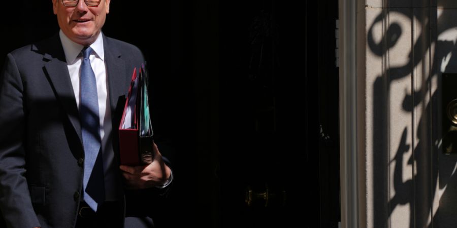 ARCHIV - Keir Starmer, Premierminister von Großbritannien, verlässt die Downing Street 10, um an der wöchentlichen Fragestunde des Premierministers im Parlament teilzunehmen. Foto: K...