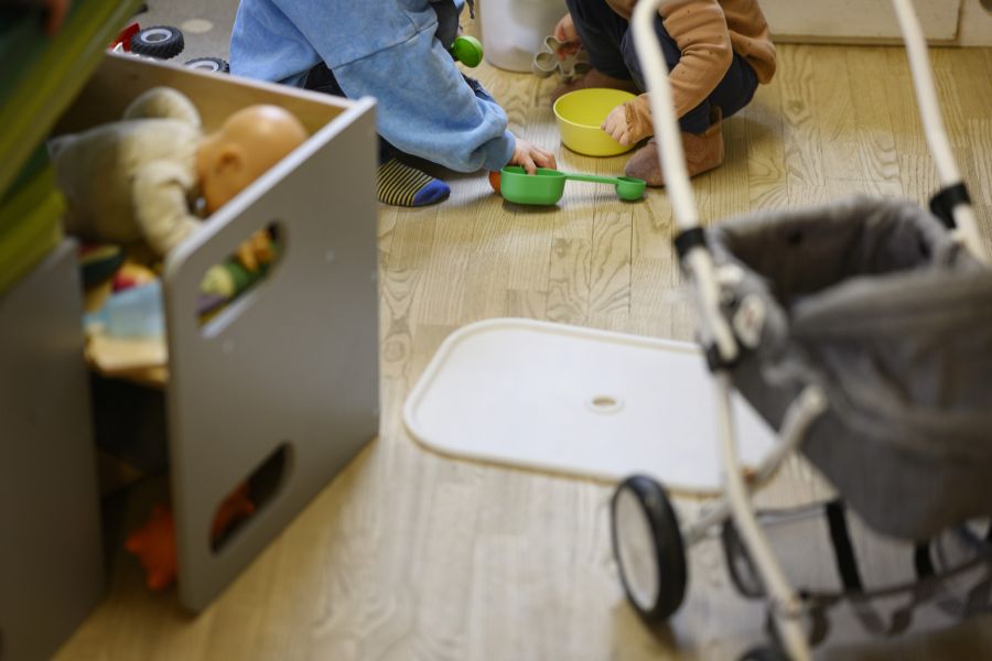 Beim Ausmisten wirft ein britisches Mami altes Spielzeug weg – mit Batterien drin.