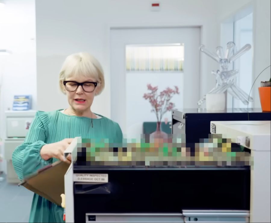 Partnervermittlerin Andrea Klausberger vermutet von Beginn an, dass seine Grösse ein Problem sein könnte. Zuletzt ist sie überzeugt: Wäre er 1.90m gross, hätte sie ihm ein Date gefunden.