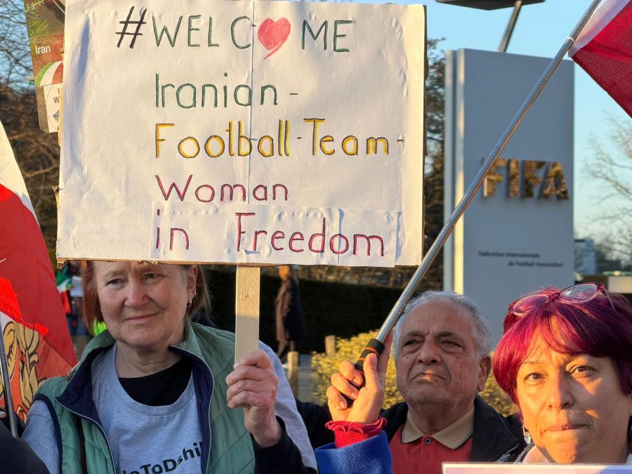 Vor dem Fifa-Hauptsitz in Zürich findet eine Demo statt.