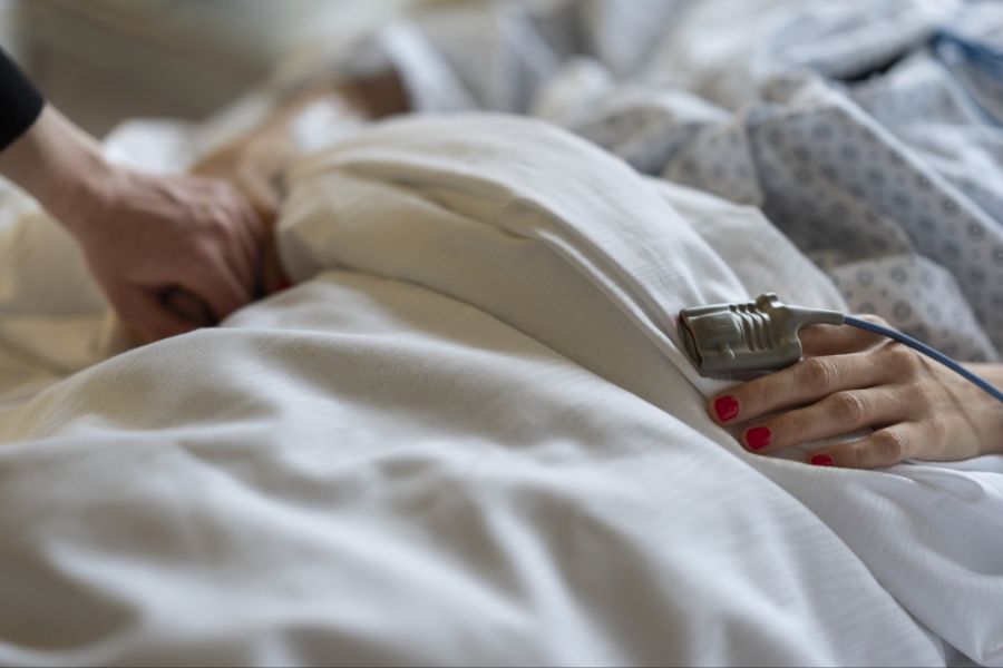 Zudem habe der Bund es über mehrere Generationen verpasst, mehr Studienplätze für die Gesundheitsbranche zu schaffen. (Symbolbild)