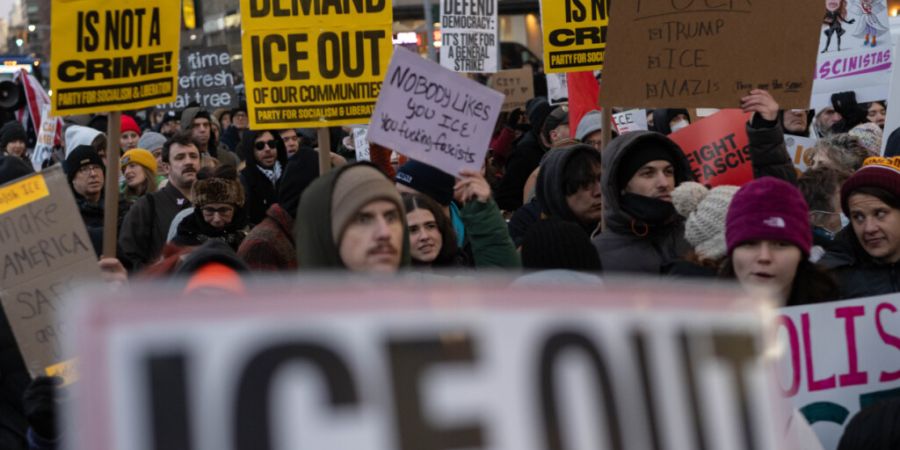 Mitglieder der New Yorker Gemeinde marschieren mit Anti-ICE-Schildern in Richtung 6th Avenue, um gegen die Präsenz von ICE in den Staaten des Landes zu protestieren und sich mit den Pr...