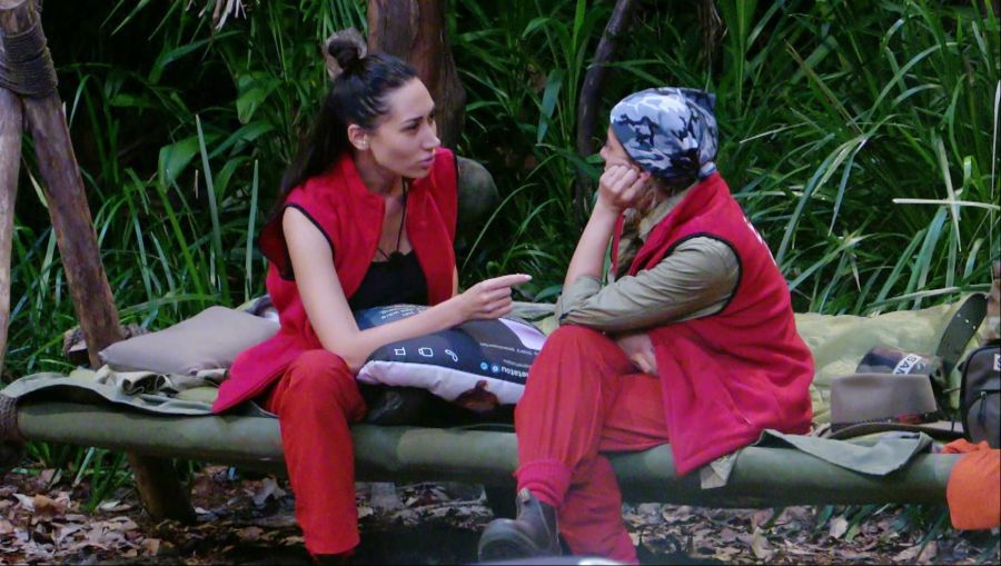 Nach der Trennung von Samira und Serkan meldete sich Eva bei Samira. Die Nachricht hat Samira auf ein Kissen gedruckt.