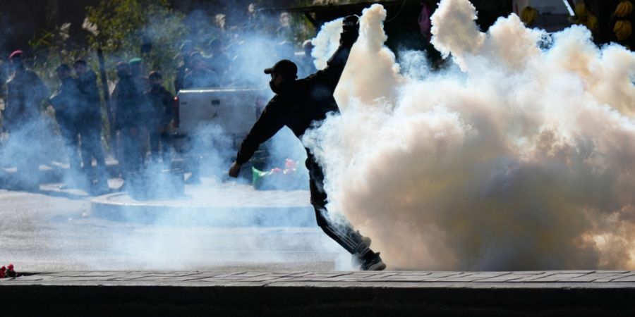 dpatopbilder - Sicherheitskräfte feuern Tränengas in der «Grünen Zone» ab, in der sich die US-Botschaft befindet, um einen Protest gegen die Angriffe der USA und Israels auf den Ir...