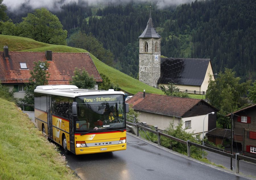 Gemäss Postauto wird es immer Lösungen für Menschen ohne Kreditkarte oder Smartphone geben.