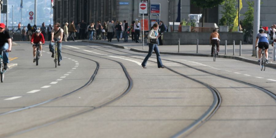 Die Strassen von Zürich sollen mehrheitlich autofrei werden. Dies fordert die so genannte Verkehrswende-Initiative. (Archivbild)