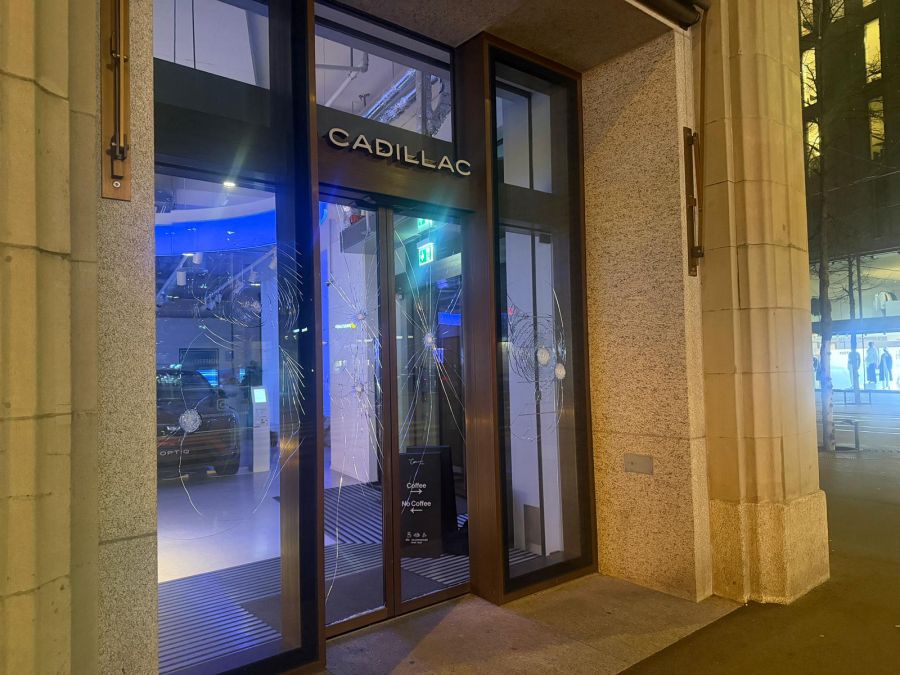 Beim Cadillac-Showroom an der Bahnhofstrasse wurden sämtliche Scheiben beschädigt.