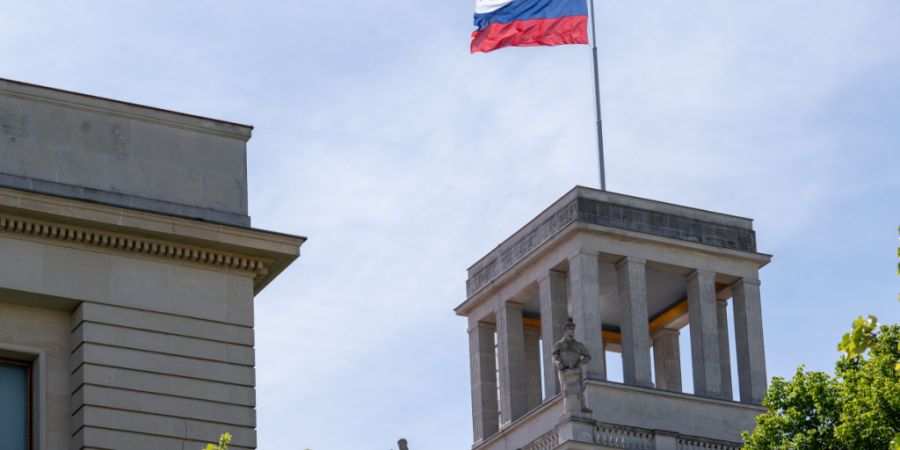 ARCHIV - Die Fahne weht über der russischen Botschaft Unter den Linden. Die Bundesanwaltschaft hat in Köln, Konstanz und der Schweiz drei Männer wegen mutmaßlicher Agententätigkeit...