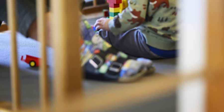 Kinder spielen mit Lego in einer Kindertagesstätte. (Symbolbild)