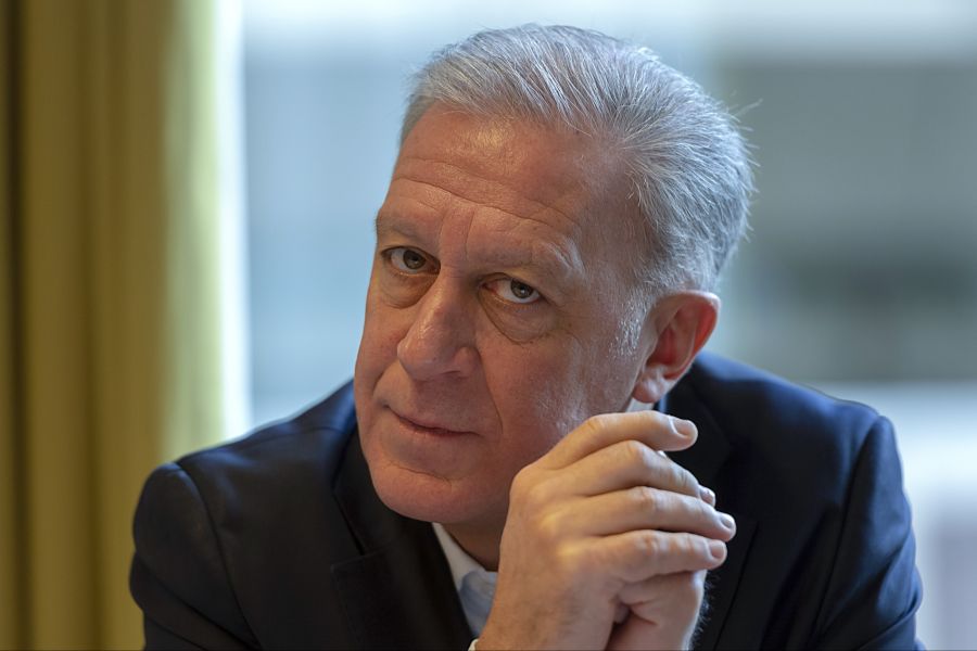 LDP-Fraktionspräsident, Grossrat Raoul Furlano, fragt, ob die Regierung bereit sei, künftig auf E-Voting zu verzichten. Zumindest bis die absolute Zuverlässigkeit gewährleistet werden könne.