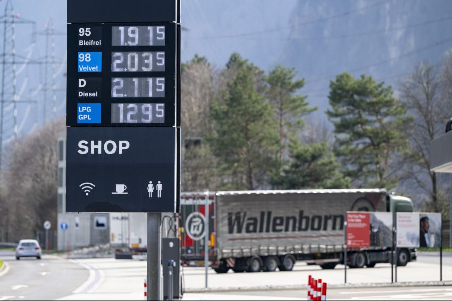 Auch an Schweizer Tankstellen, beispielsweise in Erstfeld UR, ist der Preisanstieg zu spüren.