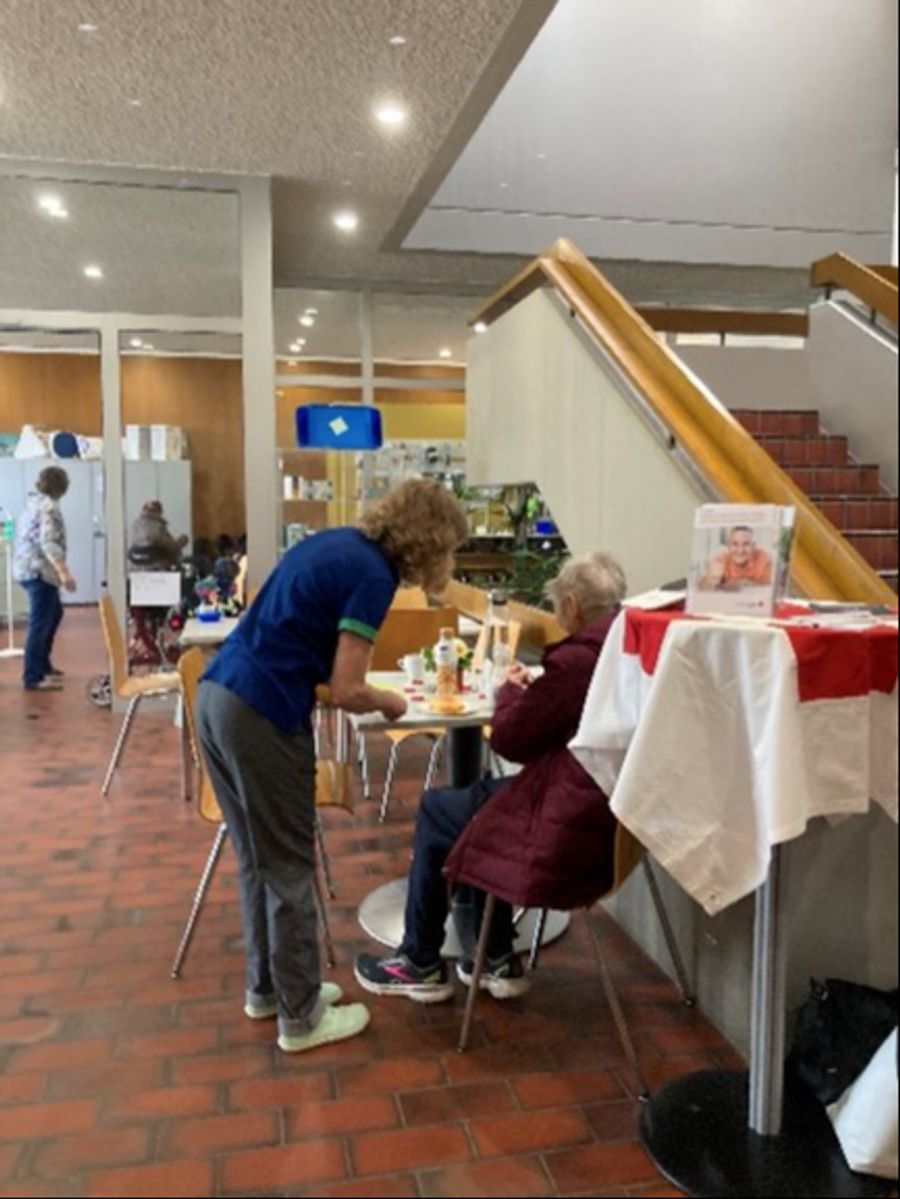 Eine Mitarbeiterin der Spitx Uster spricht mit einer Kundin.