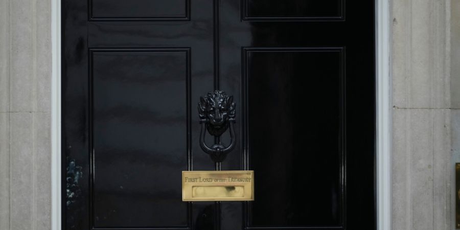 Die Eingangstür der Downing Street 10, dem offiziellen Amts- und Wohnsitz des britischen Premierministers (Archivbild). Foto: Alastair Grant/AP/dpa