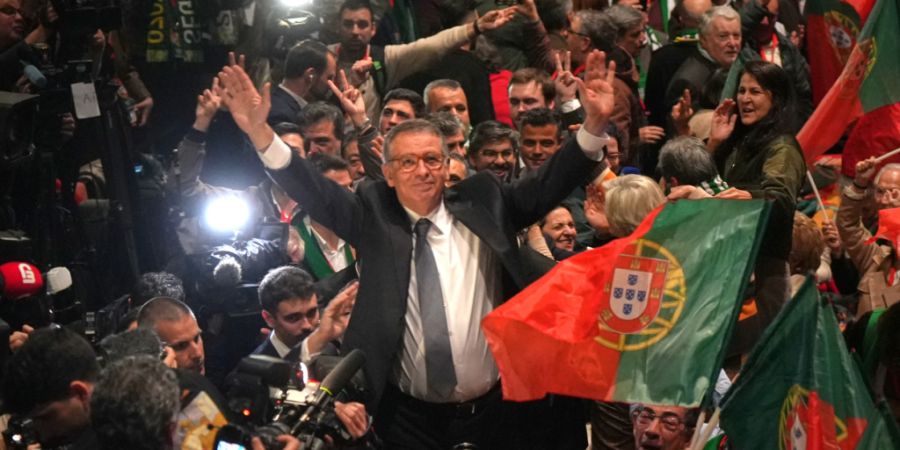 dpatopbilder - Der Mitte-Links-Kandidat der Sozialisten, Antonio Jose Seguro, jubelt nach seinem Sieg über den Rechtspopulisten Ventura in der zweiten Runde der portugiesischen Präsid...