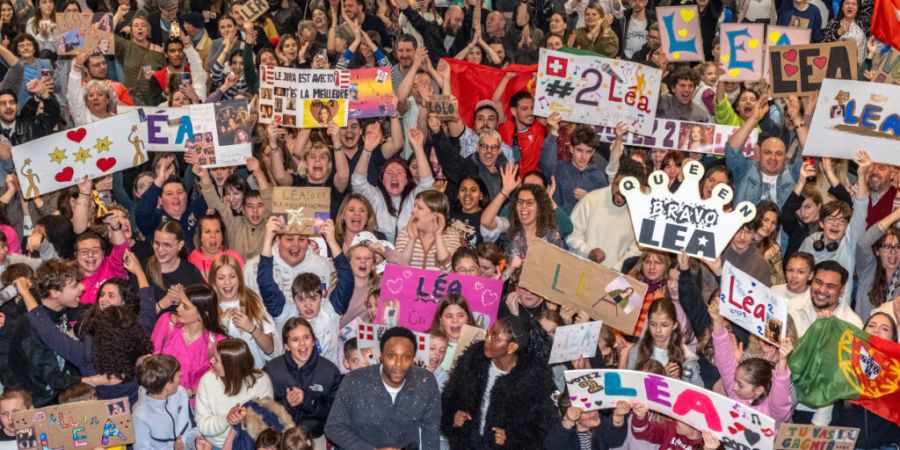 Mehrere hundert Menschen versammelten sich im Kongresszentrum in Biel und feuerten Léa Doffey den ganzen Abend lang an.