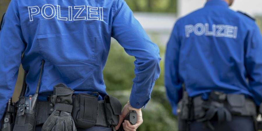 Der Baselbieter Landrat hat am Donnerstag darüber debattiert, ob die Polizei des Kantons künftig Ausländerinnen und Ausländer mit Niederlassungsbewilligung im Regelfall ausbilden un...