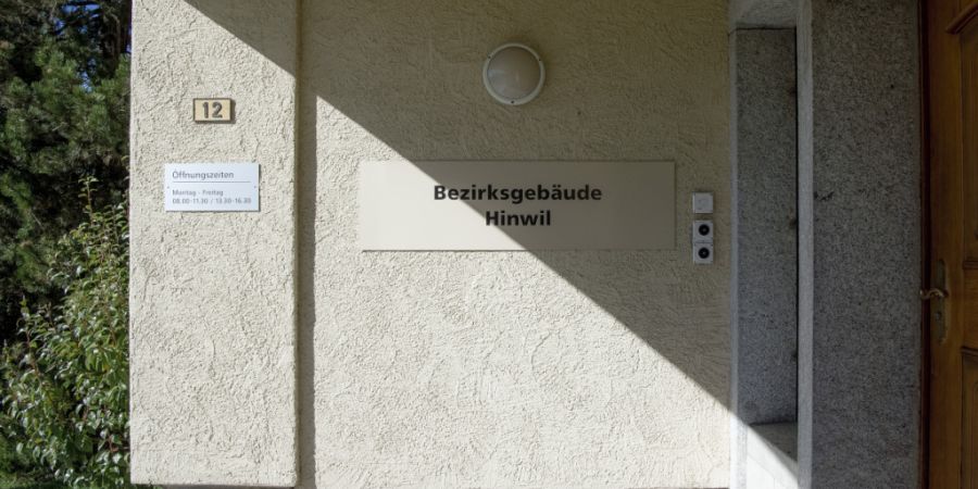 Ein 65-jähriger Schweizer muss sich am Dienstag vor dem Bezirksgericht Hinwil verantworten. Er soll seine Tochter jahrelang immer wieder sexuell missbraucht haben. (Symbolbild)