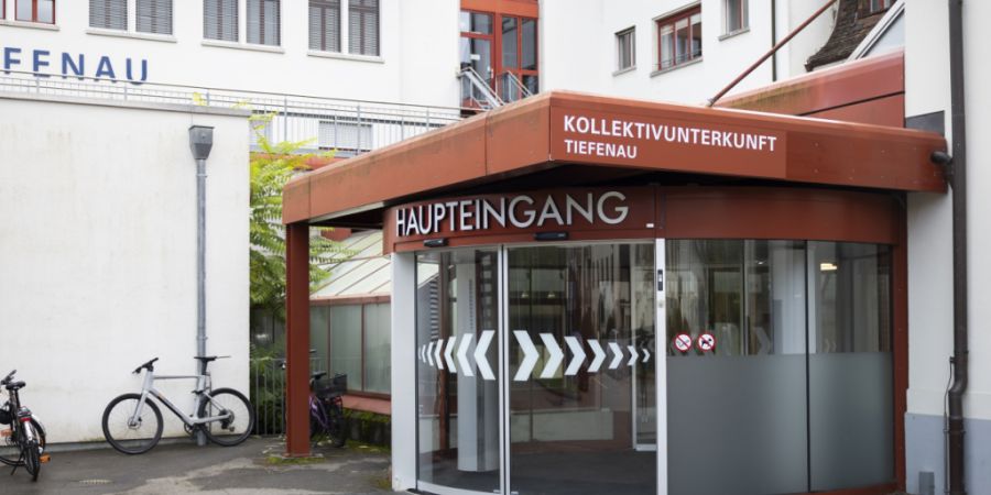 Im ehemaligen Tiefenauspital befindet sich zurzeit eine Kollektivunterkunft. Die Stadt will eine neue Quartierküche einrichten. (Archivbild)