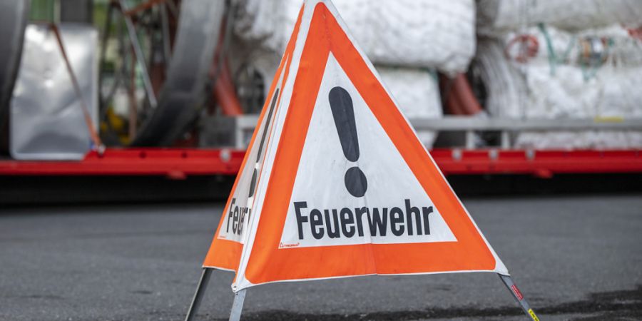 Eine Altersheimbewohnerin musste nach einem Brand in Sigriswil mit einer Rauchgasvergiftung in ein Spital gebracht werden. (Symbolbild)