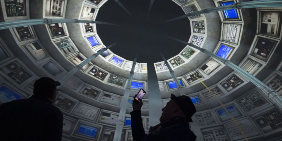 Ein Besucher filmt mit seinem Smartphone die interaktiven Ausstellung Phänomena in Dietikon.