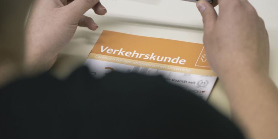 Nach dem Prüfungsboom der Vorjahre kehrten die Zahlen 2025 zur Normalität zurück. Die Erfolgsquote bei der Theorieprüfung sank jedoch weiterhin. (Archivbild)