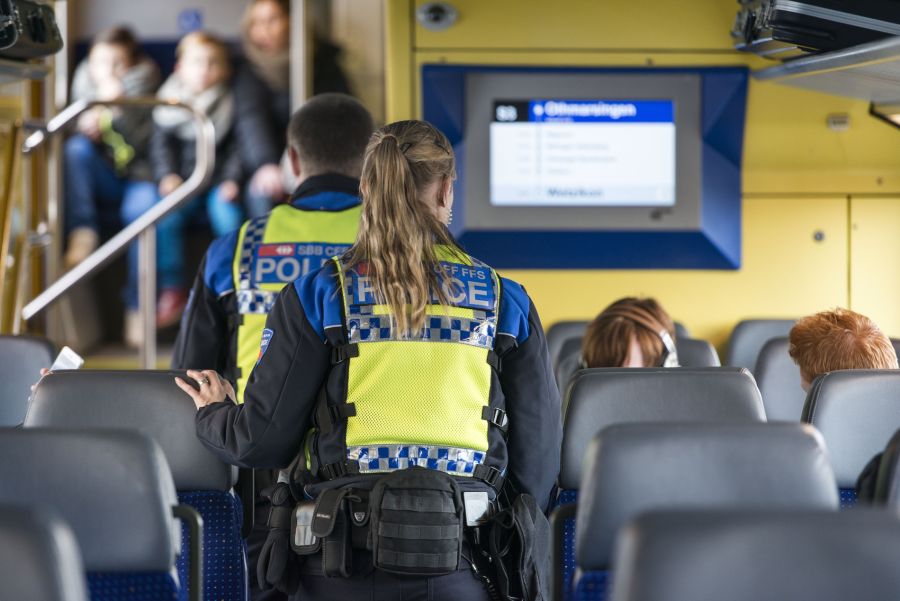 Bisher waren neun von Zehn Nacht-S-Bahnen mit Sicherheitspersonal begleitet. Nun sollen es noch knapp die Hälfte sein. (Archivbild)