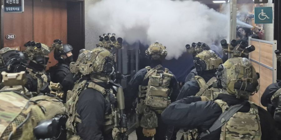 ARCHIV - Angestellte der Nationalversammlung sprühen einen Feuerlöscher auf Soldaten in der Nationalversammlung. Foto: Uncredited/YONHAP/dpa