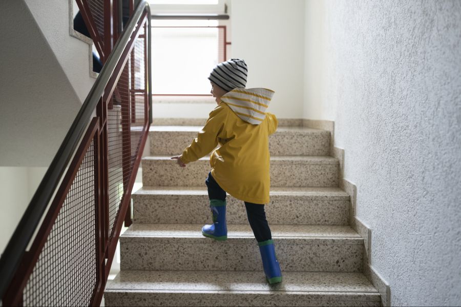 Für ein Einfamilienhaus sparen Schweizerinnen und Schweizer durchschnittlich 28 Jahre.