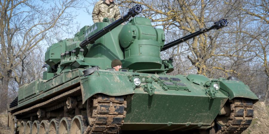 ARCHIV - Ein Gepard Flugabwehrkanonenpanzer fährt mit seiner Besatzung über ein Feld östlich von Odessa. Foto: Kay Nietfeld/dpa