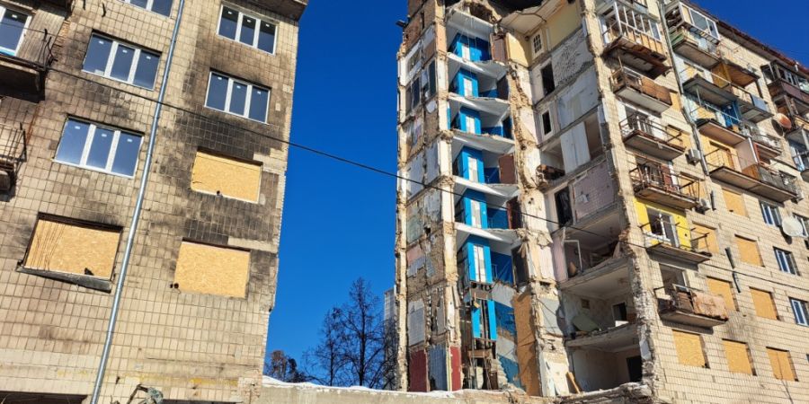 Der Aufgang von Darijas (Daschas) Haus wurde im Juni von einer russischen Rakete getroffen und zerstört. 23 Menschen starben. Foto: Andreas Stein/dpa