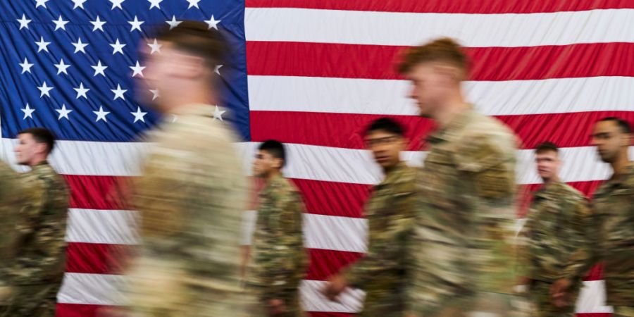 ARCHIV - Mitglieder des XVIII. Luftlandekorps empfangen US-Präsident Trump. Foto: Matt Ramey/AP/dpa (Archivbild)