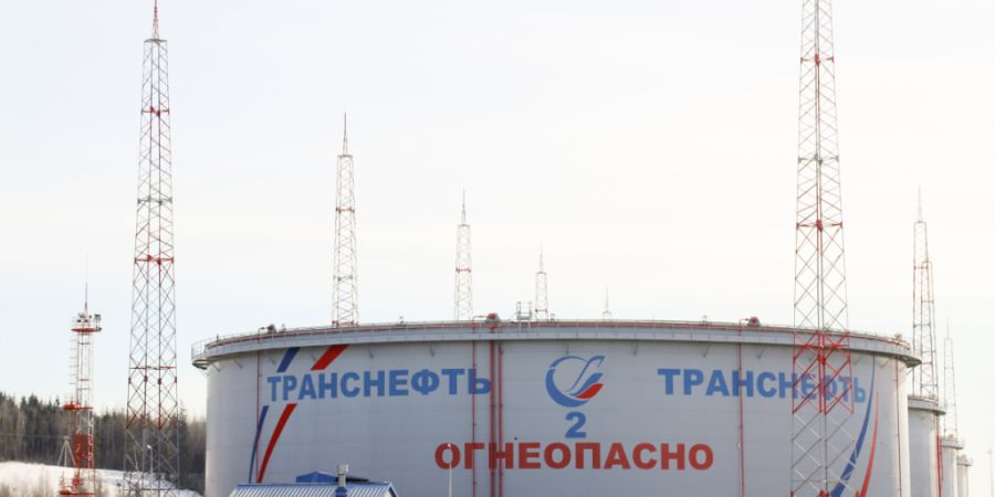 ARCHIV - Tanks des staatlichen Ölpipeline-Betreibers «Transneft» stehen im Ölterminal von Ust-Luga. Foto: Stringer/dpa