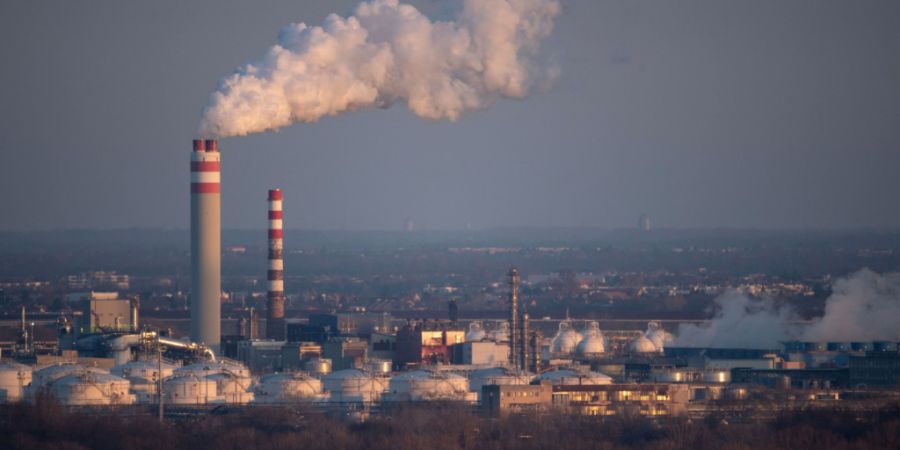ARCHIV - Blick von einer Plattform des Aussichtsturms Ufo der Brücke des Slowakischen Nationalaufstandes, auf eine Erdölraffinerie der Slovnaft. Foto: Marijan Murat/dpa