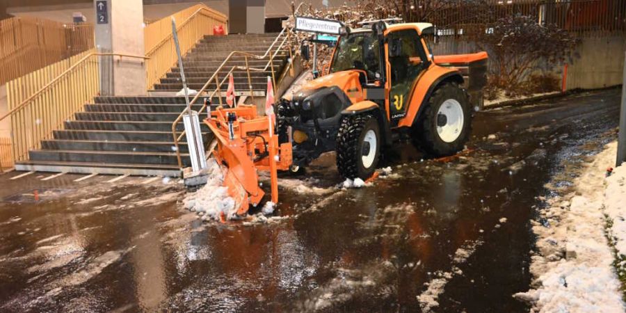 In Rapperswil-Jona geriet ein Motorkarren bei Schneeräumungsarbeiten ins Rutschen und erfasste ein 6-jähriges Mädchen am Strassenrand.