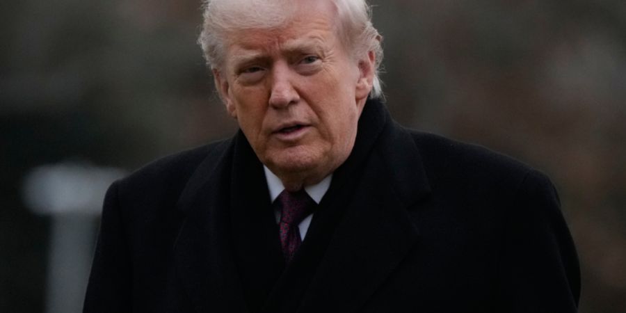 ARCHIV - US-Präsident Donald Trump beim Verlassen von Marine One in Washington. Foto: Mark Schiefelbein/AP/dpa