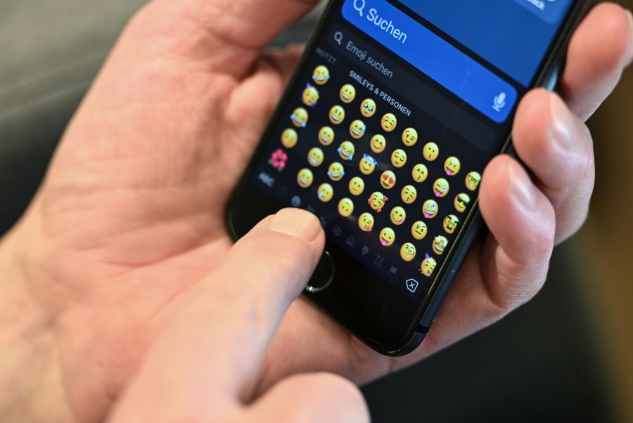 Statt zum Handy wollen die Studienteilnehmenden öfter zu Büchern greifen.