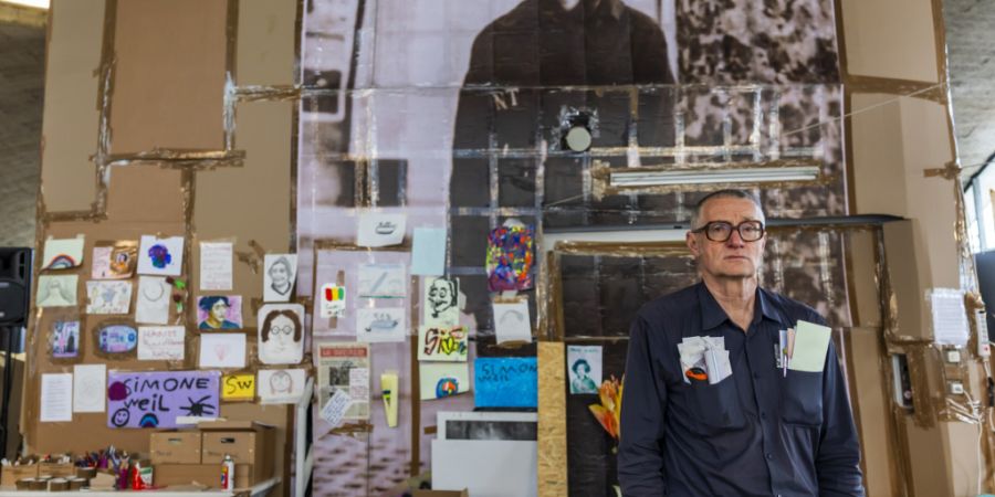 Die französische Philosophin Simone Weil und vor allem ihr stets konkretes Handeln - das stellt der Installationskünstler Thomas Hirschhorn ins Zentrum seines zeitlich befristeten und...
