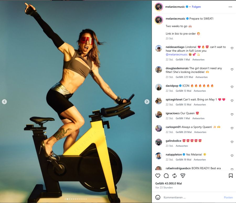 Die Beine, Arme und Bauchmuskeln sind sehr definiert.