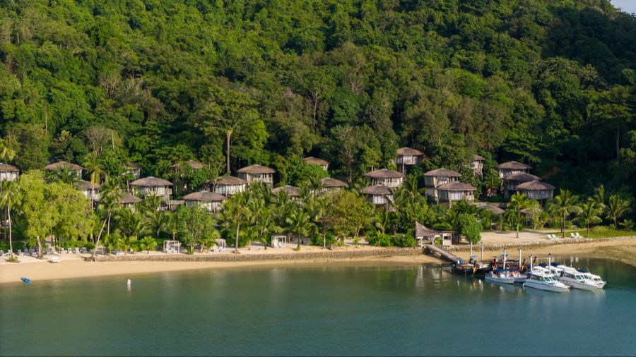 Wer es ruhiger angehen möchte, findet am 400 Meter langen Privatstrand seinen Rhythmus.