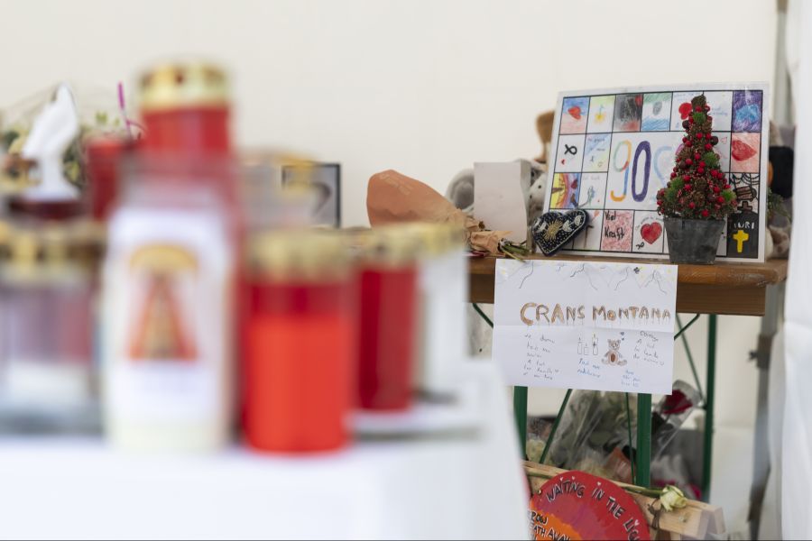 Trystans Mutter zeigt sich erleichtert über die Lösung.