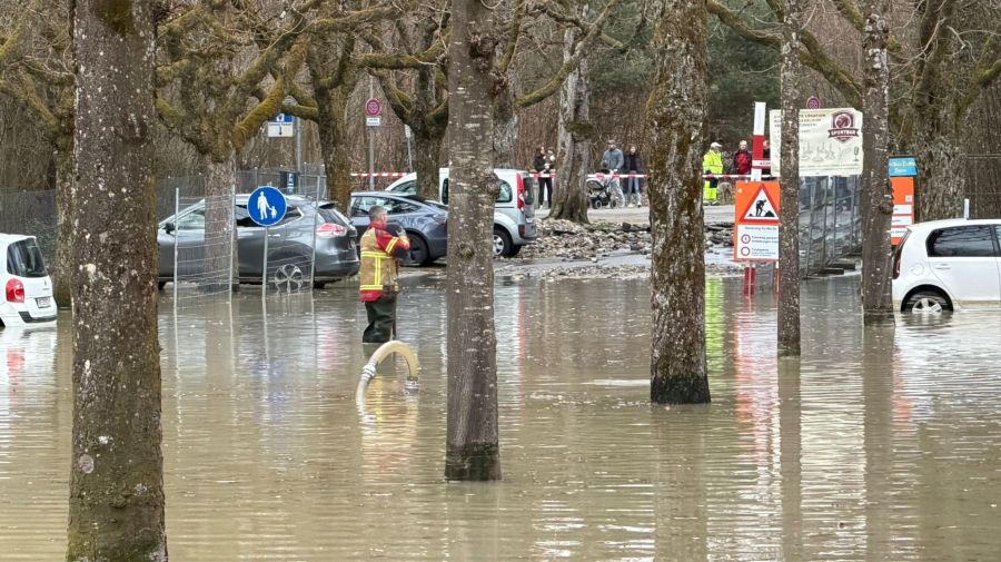 Einige Autos stehen unter Wasser.