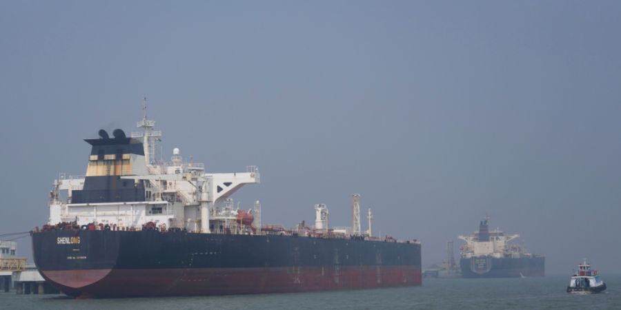 ARCHIV - Das unter liberianischer Flagge fahrende Tankschiff Shenlong Suezmax, das Rohöl aus Saudi-Arabien geladen hat und durch die Straße von Hormus gefahren ist, liegt im Hafen von...