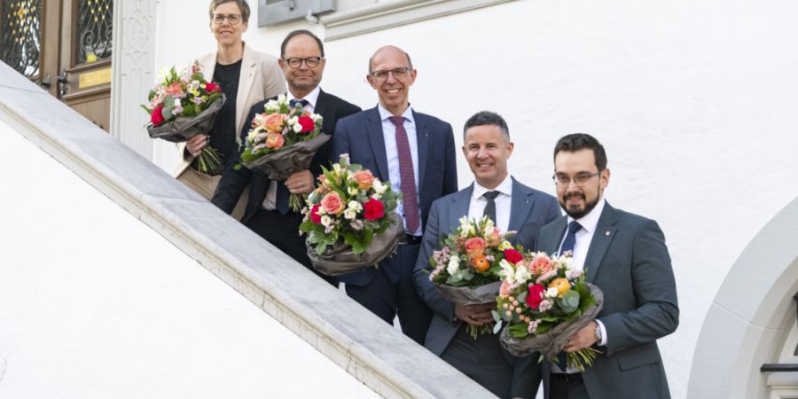 Der neue Obwaldner Regierungsrat mit Cornelia Kaufmann-Hurschler (Mitte), Josef Hess (parteilos), Christoph Amstad (Mitte), Christian Schaeli (CSP) und Marius Küchler (FDP). (Archivauf...