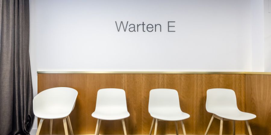 In der Stadt Zürich stellen Ärztinnen und Ärzte neu auch «Soziale Rezepte» aus. Damit sollen soziale Belastungen gelindert werden, die sich direkt auf die Gesundheit auswirken könne...