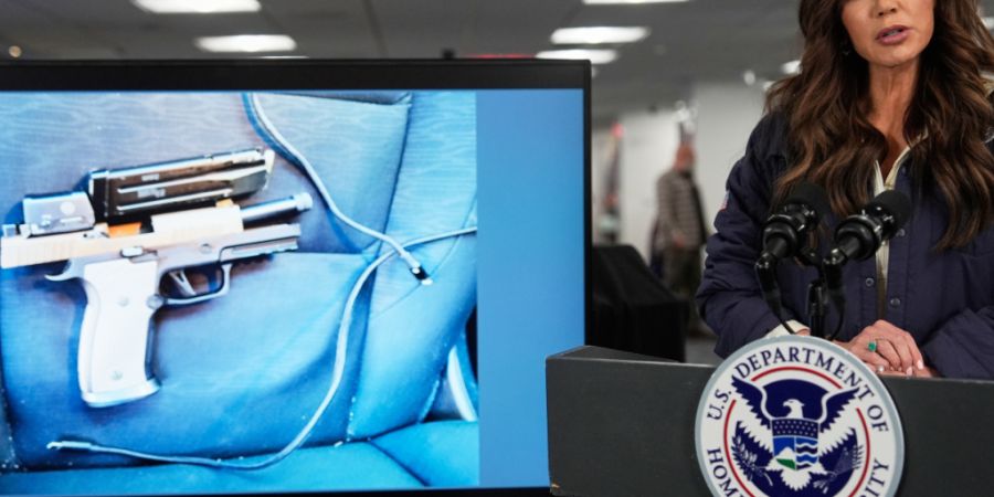 Die US-Ministerin für Innere Sicherheit, Kristi Noem, spricht während einer Pressekonferenz über den Mann in Minneapolis, der von einem Bundesbeamten der Einwanderungsbehörde getöt...