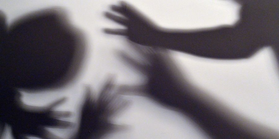 HInschauen und Zivilcourage zeigen: die Stadt Biel will im Mettquartier die Bewohnenden zum Thema Partnergewalt sensibilisieren. (Symbolbild)