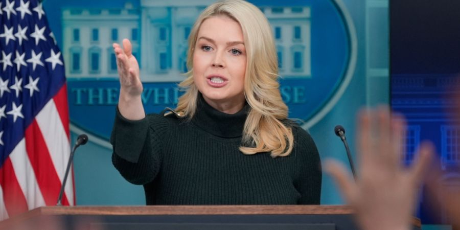 Die Pressesprecherin des Weißen Hauses, Karoline Leavitt, spricht mit Reportern im James Brady Press Briefing Room im Weißen Haus. Foto: Alex Brandon/AP/dpa