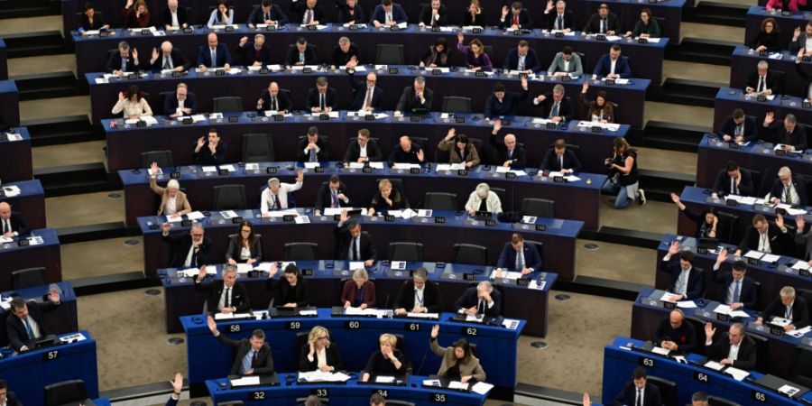 ARCHIV - Mitglieder des Europäischen Parlaments sitzen im Europäischen Parlament in Straßburg. Foto: Pascal Bastien/AP/dpa/Archivbild