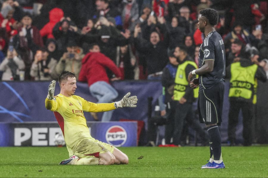 Grenzenlose Freude: Der Torhüter fällt auf die Knie und rutscht jubelnd über den Rasen.