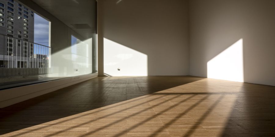 Eine SVP-Initiative will Schweizerinnen und Schweizer sowie Personen, die seit mindestens zehn Jahren im Kanton Zürich wohnen, bei der Wohnungsvergabe bevorzugen. (Archivbild)